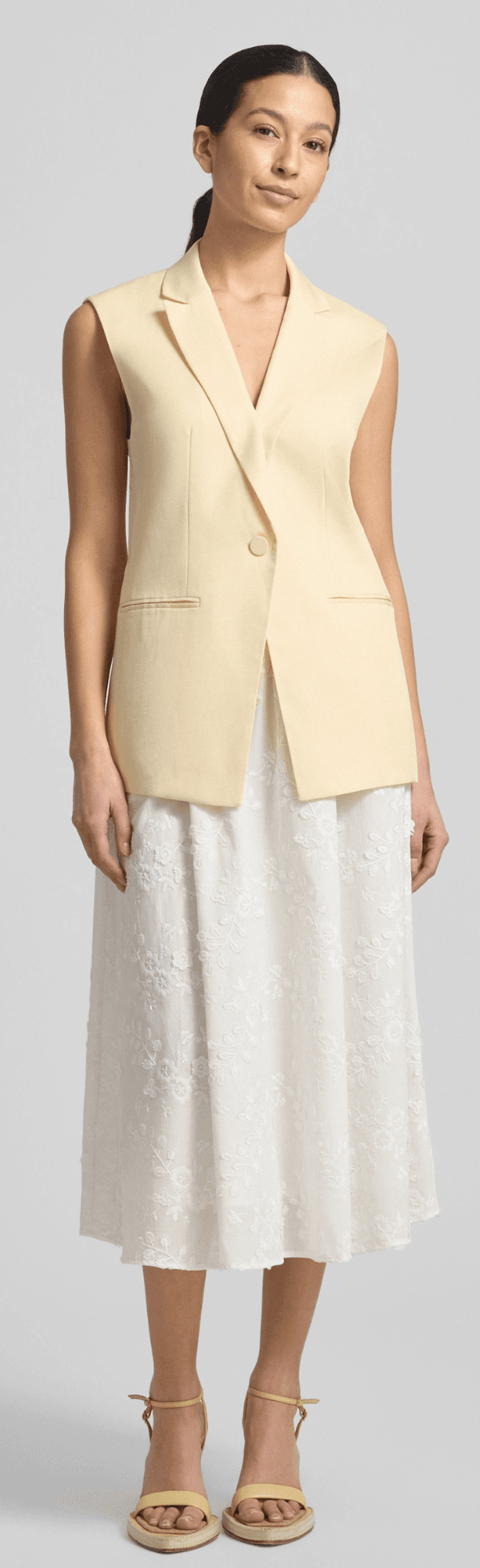 https://www.peek-cloppenburg.nl/nl/p/jakes-cocktail-gilet-met-reverskraag-en-knoopsluiting-lichtgeel-2037182